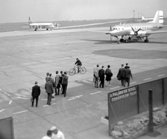 Magyarország, Ferihegyi (ma Liszt Ferenc) repülőtér, Budapest XVIII., balra a KLM Lockheed L-188C Electra, jobbra a MALÉV Drezdában készült IL-14P típusú légcsavaros utasszállító repülőgépe., 1962, Fortepan, közlekedés, amerikai gyártmány, szovjet gyártmány, repülés, repülőgép, Iljusin-márka, MALÉV légitársaság, KLM légitársaság, Lockheed-márka, Lockheed L-188 Electra, Budapest, kerékpár, Fortepan #3634