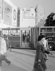 Magyarország, Budapest VIII., Blaha Lujza tér., 1977, Fortepan, reklám, autóbusz, magyar gyártmány, Ikarus-márka, Ikarus 280, Globus-márka, Budapest, Skála áruház, Fortepan #364