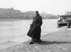 Hungary, Budapest V., pesti alsó rakpart, háttérben a Széchenyi Lánchíd., 1955, Fortepan, mooring bollard, Budapest, Fortepan #3655