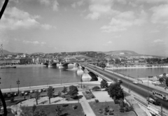 Magyarország, Budapest V., Margit híd., 1953, UVATERV, híd, forgalom, villamos, látkép, parkoló, GAZ M20 Pobjeda, Skoda 1101 VO/P Colonial, Duna, Budapest, Ernest Goüin-terv, Fortepan #3692