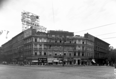 Magyarország, Budapest VI., Oktogon (November 7. tér) szemben a 4-es számú ház, balra a Teréz (Lenin) körút, jobbra az Andrássy (Sztálin) út., 1954, UVATERV, cégtábla, óra, utcakép, életkép, neonreklám, illatszerbolt, óra-ékszer, Édességbolt, Tungsram-márka, Budapest, Fortepan #3697