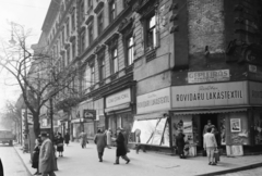 Magyarország, Budapest VII., Erzsébet (Lenin) körút - Dob utca sarok., 1957, UVATERV, kirakat, cégtábla, bőrönd, Röltex-márka, Budapest, Fortepan #3701