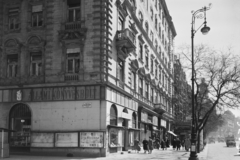 Magyarország, Budapest VII., Erzsébet (Lenin) körút Barcsay utca és Dohány utca közötti szakasza., 1957, UVATERV, teherautó, könyvesbolt, villamos, Skoda 1101 VO/P Colonial, Budapest, Fortepan #3703