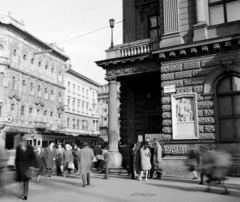 Magyarország, Budapest VIII., Blaha Lujza tér, Nemzeti Színház., 1964, UVATERV, forgalom, nemzeti színház, utcakép, villamos, Fellner és Helmer-terv, aktatáska, utcanévtábla, eklektikus építészet, Budapest, Fortepan #3708