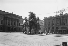 Magyarország, Budapest VIII., Blaha Lujza tér, Corvin Áruház (Budapesti Nagyáruház)., 1951, UVATERV, cégtábla, hirdetőoszlop, telefonfülke, áruház, automobil, Chevrolet Fleetmaster, Budapest, bevásárlóközpont, Reiss Zoltán-terv, Fortepan #3709