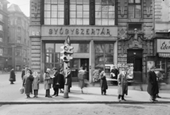 Magyarország, Budapest V., Károly (Tanács) körút - Kossuth Lajos utca sarok, balra a Magyar utca torkolata., 1962, UVATERV, utcakép, jelzőlámpa, gyógyszertár, svájcisapka, aktatáska, újságárus, Budapest, Fortepan #3716