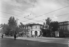 Magyarország, Budapest VIII., Astoria kereszteződés, Rákóczi út - Múzeum körút sarok., 1953, UVATERV, magyar gyártmány, teherautó, utcakép, Rába-márka, villamos, gyógyszertár, villamosmegálló, viszonylattábla, Budapest, viszonylatszám, Fortepan #3718