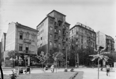 Magyarország, Budapest V., Kecskeméti utca, Városkapu eszpresszó., 1953, UVATERV, utcabútor, cégtábla, babakocsi, utcakép, eszpresszó, hirdetőoszlop, pad, vörös csillag, Budapest, Fortepan #3723