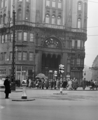 Magyarország, Budapest V., Ferenciek tere (Felszabadulás tér) - Petőfi Sándor utca sarok, a Párizsi udvar épülete., 1960, UVATERV, cégtábla, jelzőlámpa, újságárus, középület, Ibusz, eklektikus építészet, Budapest, Henrik Schmahl-terv, Fortepan #3725