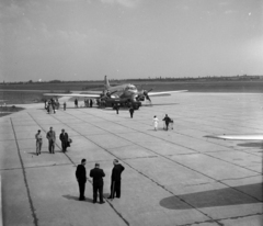 Magyarország, Ferihegyi (ma Liszt Ferenc) repülőtér, Budapest XVIII., az Aeroflot szovjet légitársaság Il-12B típusú repülőgépe., 1956, UVATERV, közlekedés, szovjet gyártmány, magyar gyártmány, repülőgép, Csepel-márka, Iljusin-márka, Aeroflot légitársaság, iljusin IL-12, Budapest, reptéri lépcső, Fortepan #3733