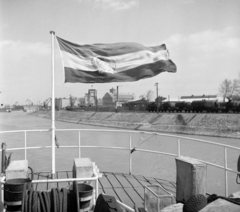 Magyarország, Csepeli Szabadkikötő, Budapest XXI., az I. medence bejárata a Szeged tengeri áruszállító hajóról nézve., 1954, UVATERV, hajó, vasút, zászló, címer, vagon, Szeged hajó, Budapest, Rákosi-címer, Fortepan #3743