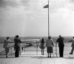 Magyarország, Ferihegyi (ma Liszt Ferenc) repülőtér, Budapest XVIII., az Aeroflot szovjet légitársaság Il-12B típusú repülőgépe., 1956, UVATERV, szovjet gyártmány, repülőgép, Iljusin-márka, Aeroflot légitársaság, iljusin IL-12, zászlórúd, Budapest, Fortepan #3744