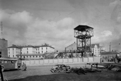 Magyarország, Budapest II., Lövőház utca, a metróépítkezés területe, háttérben az egykori Margit körúti fogház épülete., 1952, UVATERV, autóbusz, utcakép, Renault-márka, francia gyártmány, taxiállomás, metróépítés, Renault 215 D, Budapest, Fortepan #3748