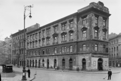 Magyarország, Budapest VIII., II. János Pál pápa (Köztársaság) tér - Népszínház utca sarok., 1957, UVATERV, borozó, cégtábla, utcakép, utcaseprő, söröző, Budapest, Fortepan #3757