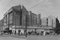 Magyarország, Budapest VII., Baross tér a Rákóczi út és a Rottenbiller utca között., 1957, UVATERV, cégtábla, ló, lovaskocsi, fogat, telefonfülke, csibilámpa, szódás, fényképész, címfestő, Budapest, Fortepan #3761