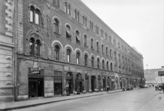 Magyarország, Budapest VIII., Luther utca, háttérben a lerombolt Divatcsarnok helye a Rákóczi út - Szövetség utca sarkánál., 1957, UVATERV, cégtábla, utcakép, életkép, szivar, trafik, fodrászat, automobil, metróépítés, Wartburg 311/312, esernyős, szabóság, zongorajavító, műszerész, tejbolt, órás, szíjgyártó, Moszkvics 401, dohány, Budapest, Fortepan #3762