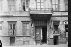 Magyarország, Budapest VII., Csányi utca 8., 1958, UVATERV, zászló, cégtábla, kapu, erkély, fodrászat, asztalos, kerékvető, Budapest, Fortepan #3767