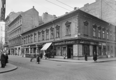 Magyarország, Budapest VII., István (Landler Jenő) utca - Nefelejcs (Nefelejts) utca sarok., 1958, UVATERV, borozó, cégtábla, hordó, Budapest, Fortepan #3768