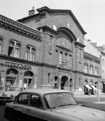 Hungary, Budapest I., Batthyány téri vásárcsarnok., 1970, UVATERV, sign-board, Soviet brand, street view, taxicab, Moskvitch-brand, Polish brand, automobile, FSO-brand, market hall, Budapest, Pál Klunzinger-design, Fortepan #3777