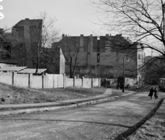 Hungary, Budapest I., Mészáros utca, háttérben a Zsolt utca torkolata., 1965, UVATERV, bus, street view, firewall, lamp post, brick fence, Budapest, caravan, Fortepan #3781