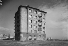 Magyarország, Budapest XI., a Fehérvári út 38/a számú sarokház Hamzsabégi úti oldala, háttérben a Kelenföldi református templom., 1953, UVATERV, látkép, Budapest, golyónyom, Fortepan #3787