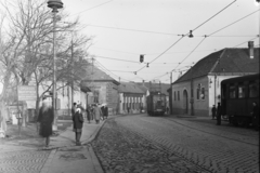 Magyarország, Budapest XXII., Nagytétényi út (Vörös hadsereg útja) - Szabadság utca sarok, jobbra a Szent Flórián (Landler Jenő) utca torkolata, a Móricz Zsigmond körtérről induló HÉV-vonal végállomása., 1960, UVATERV, vasút, utcakép, jelzőlámpa, HÉV, Budapest, kockakő, OTP, Fortepan #3792