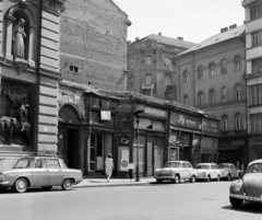 Magyarország, Budapest V., Szervita (Martinelli) tér., 1967, UVATERV, templom, cégtábla, német gyártmány, Renault-márka, Volkswagen-márka, francia gyártmány, automobil, rendszám, Volkswagen Bogár, Renault 10, Budapest, tetőcsomagtartó, szerviták, Fortepan #3797