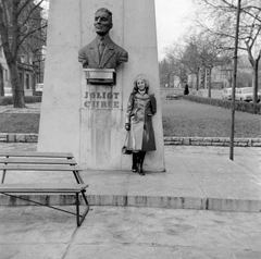 Magyarország, Budapest XII., Királyhágó (Joliot-Curie) tér, Frederic Joliot-Curie szobra., 1972, Fortepan, portré, utcabútor, szobor, park, utcakép, kesztyű, retikül, mellszobor, csizma, hölgy, kabát, Budapest, Frédéric Joliot-Curie-ábrázolás, dupla soros kabát, Fortepan #3836