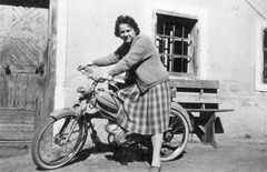 Puch MS 50 moped., 1951, Fortepan, portré, közlekedés, nő, pad, robogó, lányok-járművek, Fortepan #38905