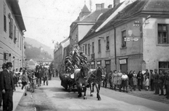 Ausztria, Bruck an der Mur, háttérben a Shlossberg és az Óratorony, 1951, Fortepan, lovaskocsi, utcakép, életkép, felvonulás, fogat, pódiumautó, Fortepan #38908