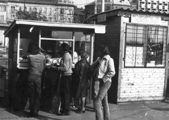 Magyarország, Budapest IX., Boráros tér, háttérben a Liliom utca torkolatának házai., 1978, Fortepan, kereskedelem, bódé, horgászat, Budapest, Fortepan #38940