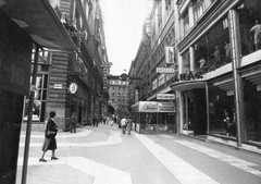 Magyarország, Budapest V., Kígyó utca a Ferenciek tere (Felszabadulás tér) felől nézve., 1978, Fortepan, vendéglátás, kirakat, cégtábla, cégér, Bizományi Áruház Vállalat, Budapest, próbababa, Ruházati Bolt Vállalat, Mézes Mackó, Fortepan #38942