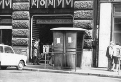 Magyarország, Budapest V., Vörösmarty tér, Kossuth Könyvesbolt., 1978, Fortepan, cégtábla, Trabant-márka, könyvesbolt, parkoló, telefonfülke, Trabant 601, Budapest, parkolóóra, Fortepan #38950