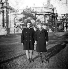 Magyarország, Városliget, Budapest XIV., Széchenyi fürdő., 1954, Fortepan, portré, gyógyfürdő, Budapest, neobarokk stílus, dupla soros kabát, Czigler Gyöző-terv, Fortepan #38992