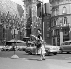 Austria, Vienna, Stock-im-Eisen-Platz, balra a Stephansdom / Szent István-székesegyház., 1960, Fortepan, traffic, street view, genre painting, handbag, lady, skirt, automobile, sandal, blouse, Fortepan #39027