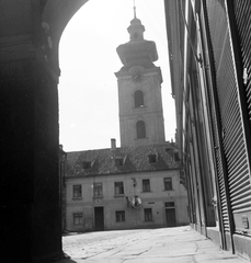 Csehország, České Budějovice, a Ceská ulice és a Piaristická ulice kereszteződése, háttérben a domonkos kolostorhoz tartozó ún. Fehér-torony., 1953, Fortepan, Csehszlovákia, templom, barokk-stílus, katolikus, torony, kolostor, dominikánus rend, Fortepan #39034