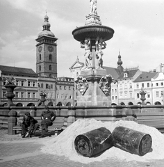 Csehország, České Budějovice, II. Přemysl Ottokár tér a Sámson szökőkúttal, háttérben a Fekete-torony és a Szent Miklós-katedrális tetőzete., 1953, Fortepan, Csehszlovákia, templom, szökőkút, hordó, barokk-stílus, katolikus, torony, székesegyház, harangtorony, Atlasz-ábrázolás, nemzeti örökség, Josef Dietrich-terv, Zacharias Horn-terv, Hans Spatz-terv, Vincenc Vogarelli-terv, Fortepan #39036