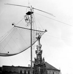 Csehország, Jindřichův Hradec, Fő tér (náměstí Míru), Szentháromság-oszlop., 1953, Fortepan, Csehszlovákia, kerékpár, mutatvány, akrobata, szentháromság szobor, kötéltáncos, Fortepan #39037