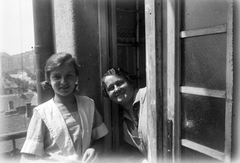 Hungary, Budapest II., Lajos utca 33., a IV. emeleti körfolyosójáról a Zsigmond tér felé nézve., 1922, Fortepan, balcony, girl, woman, Budapest, Fortepan #39041