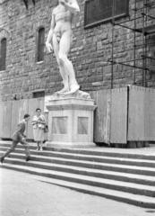 Olaszország, Firenze, Michelangelo Dávid szobrának másolata a régi városháza, a Palazzo Vecchio bejáratánál., 1965, Fortepan, szobor, palota, meztelen alak, Arnolfo di Cambio-terv, David-ábrázolás, Michelangelo Buonarroti-terv, Fortepan #39121