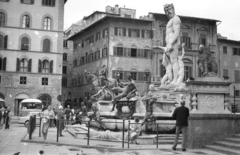 Olaszország, Firenze, Piazza della Signoria, Neptun kút a Loggia dei Lanzi felől nézve., 1965, Fortepan, szökőkút, szobor, lovas szobor, szoborcsoport, meztelen alak, Neptun-ábrázolás, Bartolomeo Ammannati-terv, I. Cosimo Medici-ábrázolás, Giovanni da Bologna-terv, Fortepan #39123