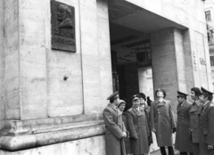 Magyarország, Budapest VII., Erzsébet (Lenin) körút 1-3., Lenin emléktábla (Szabó Iván)., 1980, Fortepan, Lenin-ábrázolás, szovjet katona, tányérsapka, Budapest, Fortepan #39162