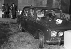 Magyarország, Budapest XIII., Lehel (Élmunkás) tér, esküvői autó a templom mellett. Lada 1200 (Zsiguli) típusú személygépkocsi., 1981, Fortepan, esküvő, szovjet gyártmány, Lada-márka, automobil, VAZ 2101, Budapest, Best of, Fortepan #39169