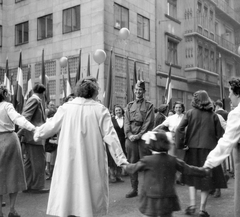 Magyarország, Budapest V., Szabadság tér - Október 6. (gróf Teleki Pál) utca sarok., 1949, Fortepan, zászló, tánc, léggömb, katona, ünnep, Budapest, Fortepan #3917