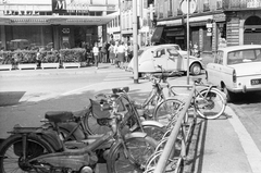 Franciaország, Strasbourg, Place d'Austerlitz, szemben a Rue d'Austerlitz torkolata., 1969, Fortepan, kerékpár, forgalom, utcakép, francia gyártmány, robogó, Citroen-márka, automobil, Peugeot-márka, Citroen 2CV, kerékpár tároló, Fortepan #39175