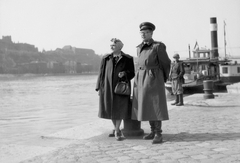 Hungary, Budapest V., pesti alsó rakpart., 1955, Fortepan, mooring bollard, Budapest, hands behind the back, Fortepan #3918