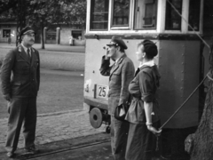 Hungary, Budapest XIV., a 25-ös villamos-végállomása az Állatkerti körútnál. Az Egy régi villamos című rövidfilm jelenete. Hajnal Károly, Suka Sándor és Váradi Hédi színművészek., 1960, Hangosfilm, celebrity, uniform, tram, beret, salute, peaked cap, conductor, actor, Budapest, public transport line number, Fortepan #39207