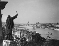 Magyarország, Budapest I., panoráma a Gellérthegyről észak felé, előtérben a Szent Gellért emlékmű., 1934, Kurutz Márton, Budapest, Szent Gellért-ábrázolás, Fortepan #39239