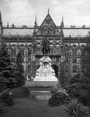 Magyarország, Budapest V., Kossuth Lajos tér, gróf Andrássy Gyula szobra (Zala György, 1906.) a Parlament déli oldalánál., 1934, Kurutz Márton, szobor, emlékmű, Steindl Imre-terv, országház, neogótika, eklektikus építészet, Budapest, Andrássy Gyula-ábrázolás, Zala György-terv, Fortepan #39247