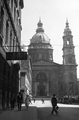 Magyarország, Budapest V., Szent István-bazilika (Ybl Miklós, 1906.) a Zrínyi utcából nézve., 1934, Ted Grauthoff, templom, Bazilika, neoreneszánsz, Ybl Miklós-terv, katolikus, taxiállomás, kárpitos, Hild József-terv, Budapest, Fortepan #39248